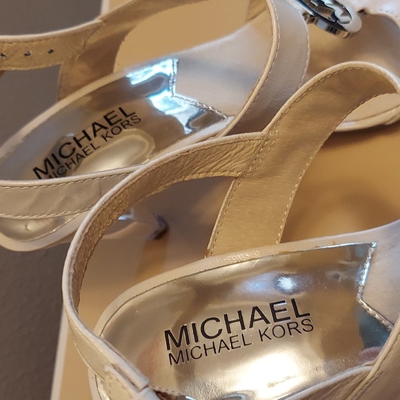 Michael Kors Holly T Strap Vanilla Leather Clear Heels 6 - Picture 3 of 7